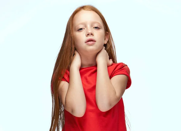 Niña con el pelo rojo posando camiseta roja infancia —  Fotos de Stock