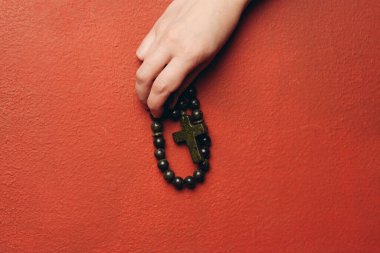 Katolik Hıristiyanlığıyla dolu tespih boncukları.