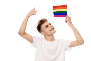 lgbt bayrak transseksüel toplum ayrımcılığına sahip bir adam