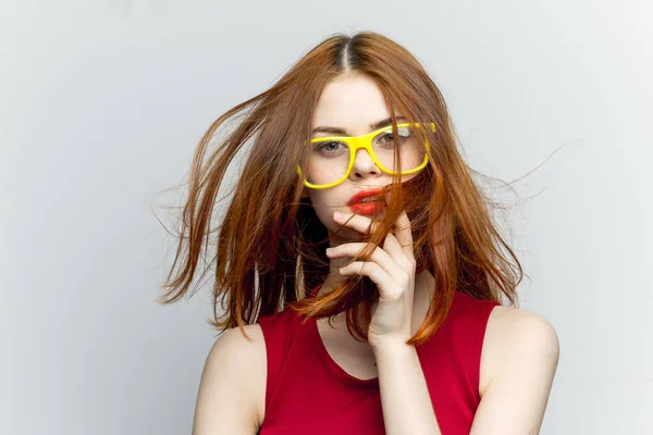 Mujer emocional en vestido rojo gafas amarillas posando — Foto de Stock