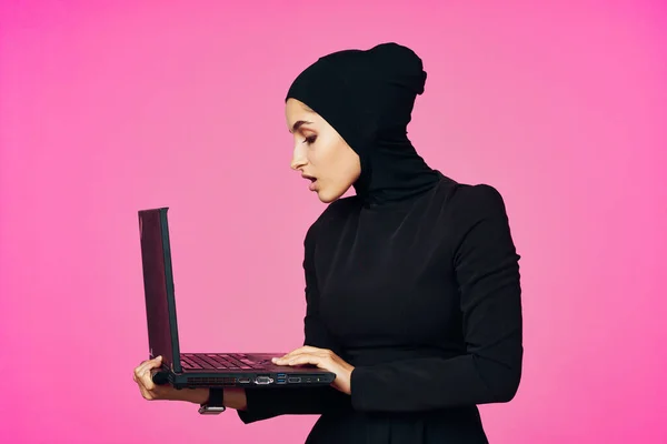 身披黑头巾的穆斯林女性笔记本电脑科技互联网生意 — 图库照片