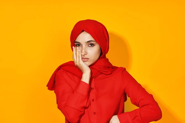 Arab女人迷人的眼睛有趣的手势双手黄背景 — 图库照片