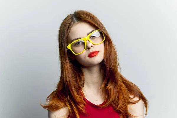 Mujer emocional en gafas amarillas labios rojos aspecto atractivo — Foto de Stock