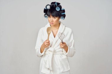 Beyaz bornozlu ev hanımı mutfak eşyaları izole edilmiş arka plan.