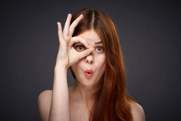 Ziemlich rothaarige Frau nackten Schultern posiert dunklen Hintergrund — Stockfoto