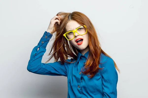 Mujer en camisa azul gafas amarillas encanto glamour — Foto de Stock