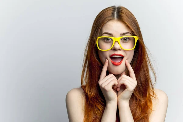 Emotionele vrouw in gele bril rode lippen aantrekkelijk kijken — Stockfoto