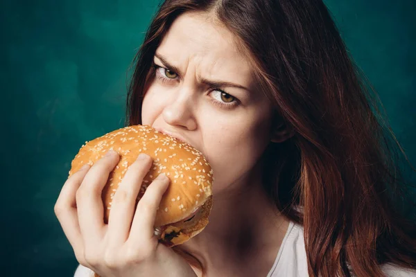 Mujer comiendo hamburguesa comida rápida snack close-up — Foto de Stock
