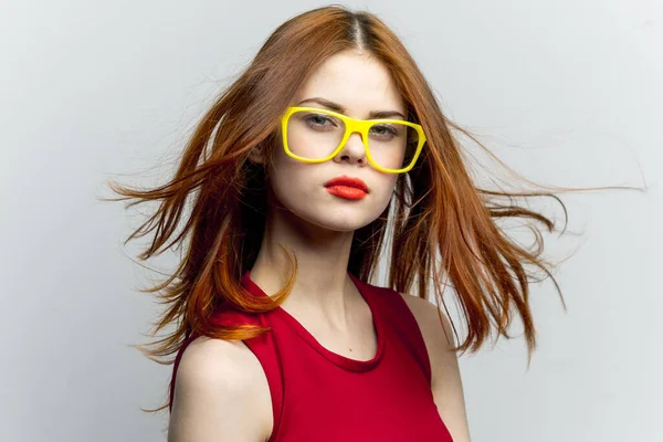 Mujer emocional en vestido rojo gafas amarillas posando — Foto de Stock