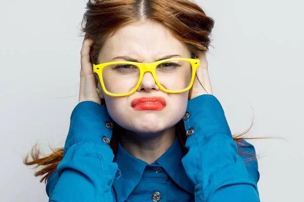 Fröhliche Nationalfrau mit gelber Brille blaues Hemd in Großaufnahme — Stockfoto