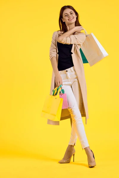 Usmívající se žena mnohobarevné balení emoce nakupování módní studio model — Stock fotografie