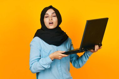 Siyah tesettür bilgisayar işindeki kadın tecrit edilmiş arkaplan öğreniyor