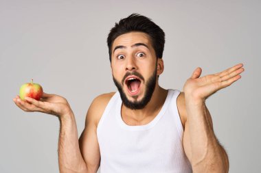 Neşeli adam meyveli yiyecek diyet stüdyo yaşam tarzı