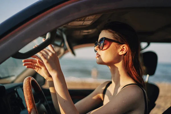 Fröhliche Frau mit Sonnenbrille auf Autofahrt — Stockfoto