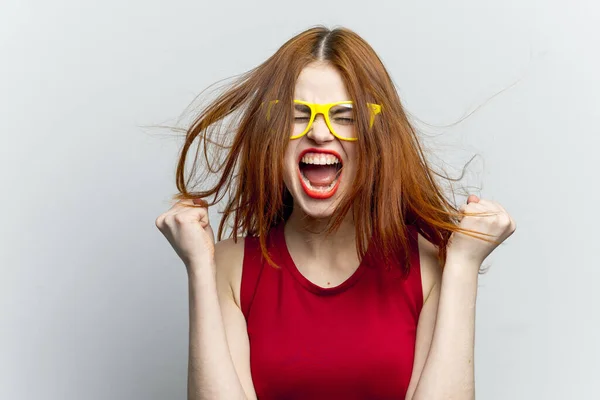 Emotionele vrouw in rode jurk gele bril poseren — Stockfoto