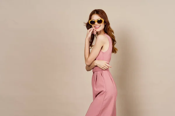 핑크 수트를 입은 아름다운 여성 선글라스 패션 여름 스타일의 포즈를 취하는 여성 — 스톡 사진