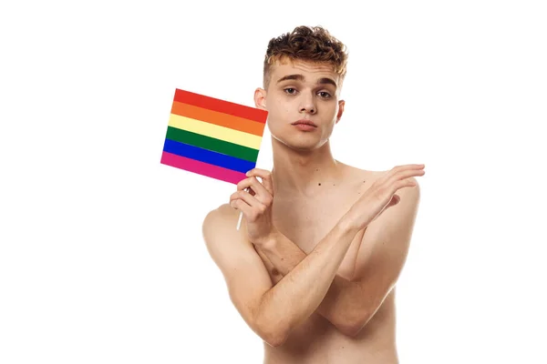 Hombre con bandera lgbt transgénero discriminación comunitaria — Foto de Stock