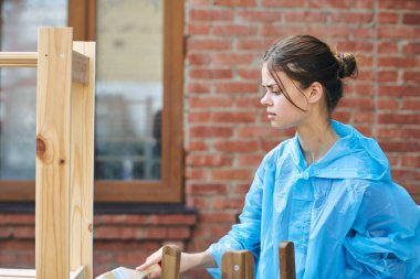 Kadınlar ahşap yapılar boyar fırça boyası dekorasyonu