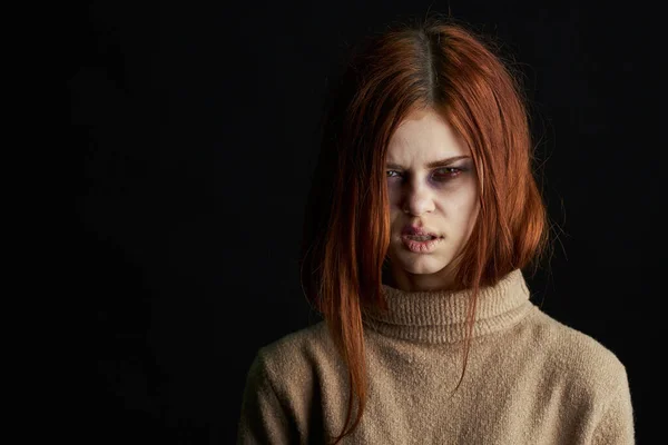 Gözlerinin altında morluklar olan kızıl saçlı bir kadın. Depresyondan korkuyor. — Stok fotoğraf