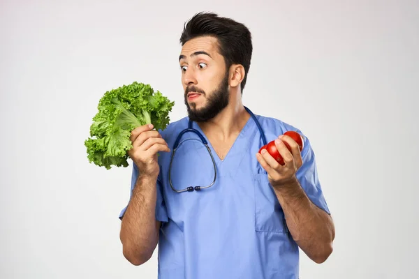 Médico nutricionista masculino com legumes em mãos comida saudável — Fotografia de Stock