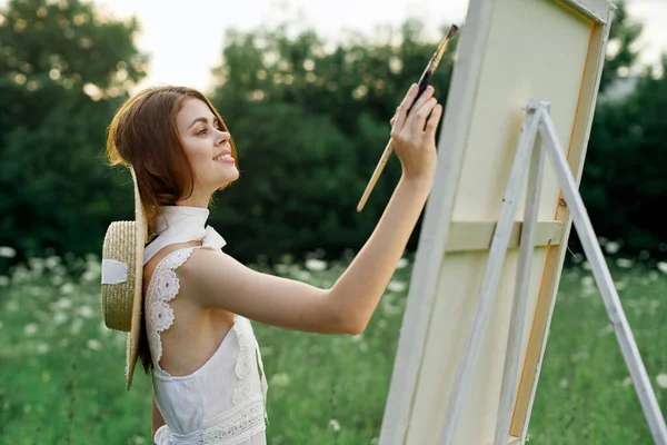 Mujer artista al aire libre pintura naturaleza hobby arte — Foto de Stock