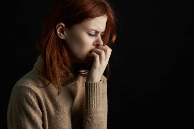 Ağlayan kadın aile içi şiddet sorununu yeniyor