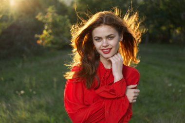 Açık havada kırmızı elbiseli neşeli bir kadın. Temiz hava.