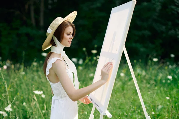 白い服を着た女が風景趣味の絵を描く — ストック写真