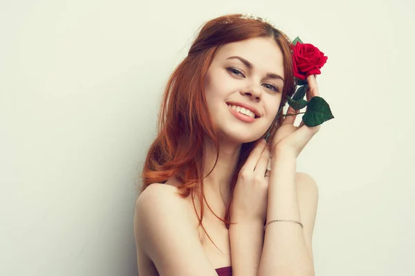 Attraktive Frau mit Rose Blume Make-up Romantik-Modell — Stockfoto