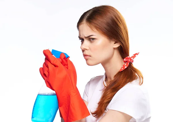 Vrolijke vrouw in rood rubber handschoenen wasmiddel ramen — Stockfoto