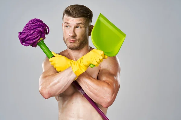 Man met gepompt lichaam dweil schoonmaken huishoudelijk werk — Stockfoto