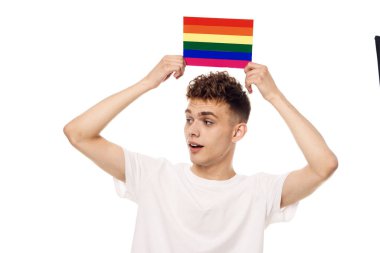 lgbt bayrak transseksüel toplum ayrımcılığına sahip bir adam