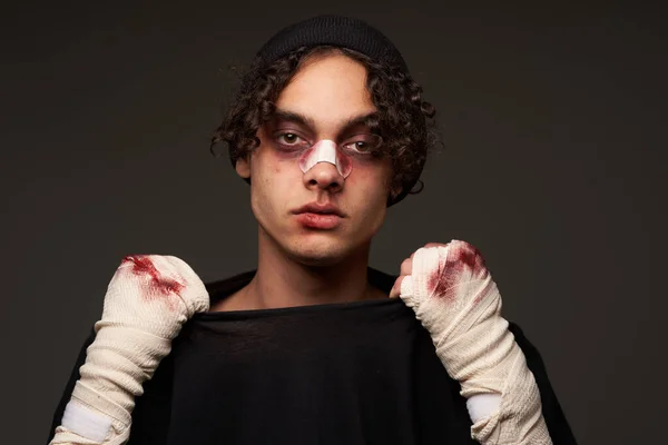 눈 밑에 멍 이 든 남자 권투 선수 피의 공격성을 훈련시키고 있다 — 스톡 사진