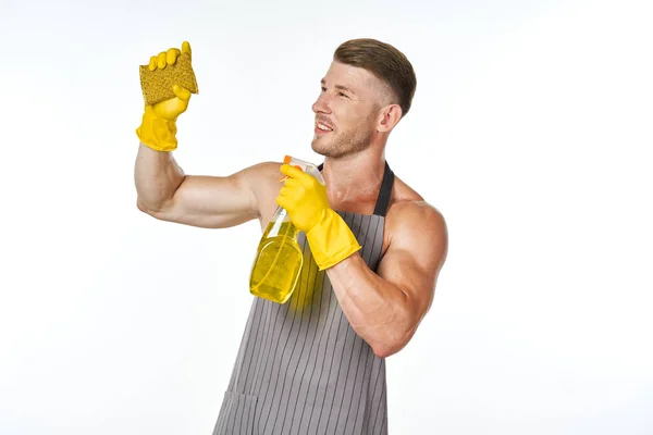 Спортивний м'язистий чоловік з миючим засобом для прибирання позує — стокове фото