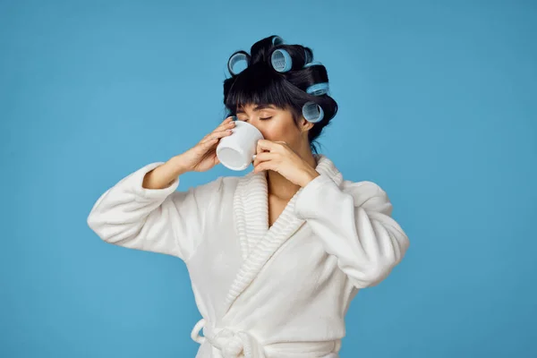 Ibu rumah tangga dengan curlers di kepalanya membersihkan pekerjaan rumah tangga — Stok Foto