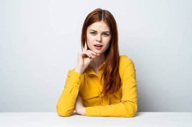 Masada suşi yiyen bir kadın Japon atıştırmalığı yiyor.