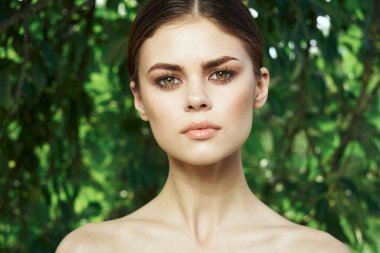 Güzel kadın kozmetolojisi doğası yeşil yapraklar cazibe yakın çekim