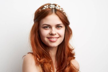 Başında çıplak omuzlarıyla poz veren çekici bir kadın.