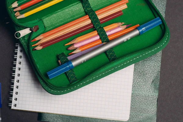 Estuche de lápiz verde con lápices de diseño de objetos útiles escolares —  Fotos de Stock