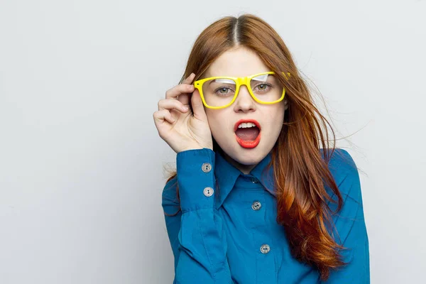 Zakelijke vrouw in blauw shirt met gele bril emoties — Stockfoto