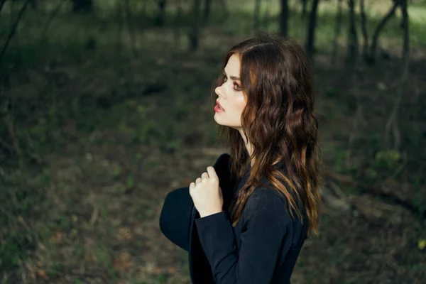 Frau im Wald in einem schwarzen Hut im gotischen Stil Hexenkostüm — Stockfoto