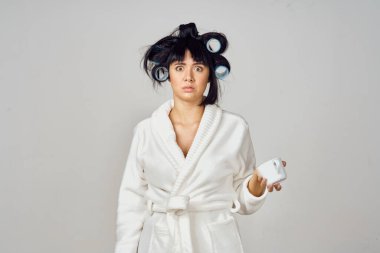 Beyaz bornozlu ev hanımı mutfak eşyaları izole edilmiş arka plan.