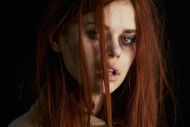 Üzgün kadın ağlıyordu. Gözlerinde morluklar vardı. Karanlık arka plan.