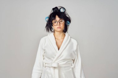 Beyaz bornozlu ev hanımı mutfak eşyaları izole edilmiş arka plan.