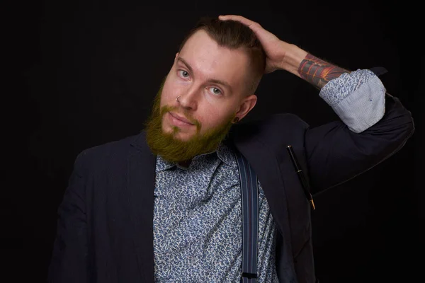 Hombre de negocios de moda en una chaqueta con una barba posando —  Fotos de Stock