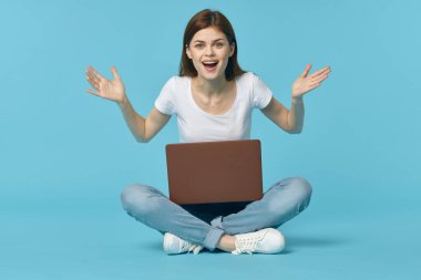 Dizüstü bilgisayarı olan kadın internet eğitimi mavi arka plan