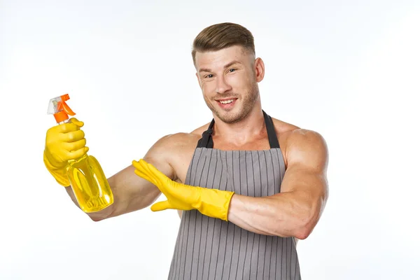 Emocionální muž v zástěře s čisticím prostředkem domácí práce — Stock fotografie