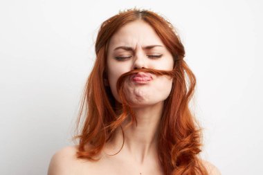 Başında çıplak omuzlarıyla poz veren çekici bir kadın.