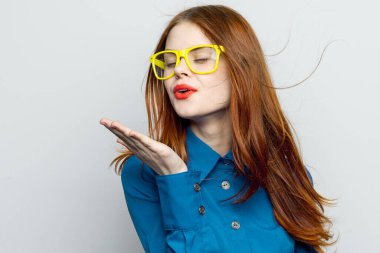 Mavi gömlekli, sarı gözlüklü iş kadını duyguları.