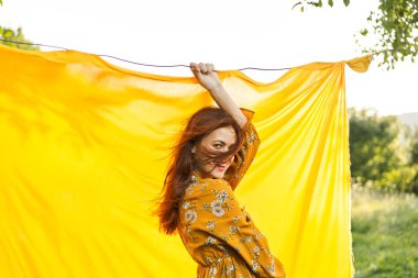 Doğanın cazibesine bürünmüş güzel bir kadın.